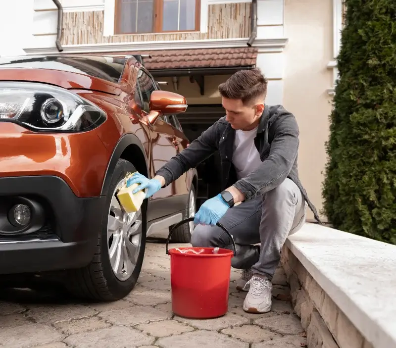 Lavage auto à domicile Bazougers : professionnel intervenant sur un véhicule